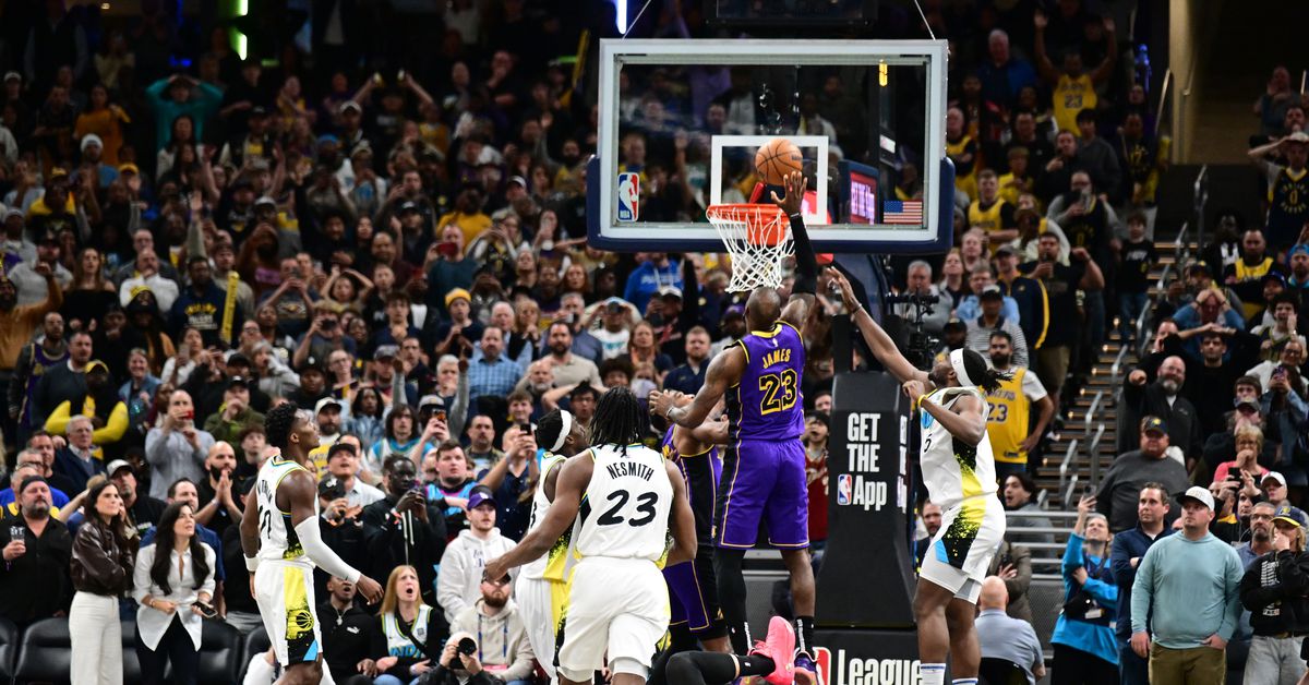 LeBron James’ tip-in at buzzer snaps Lakers losing streka - Silver Screen and Roll 